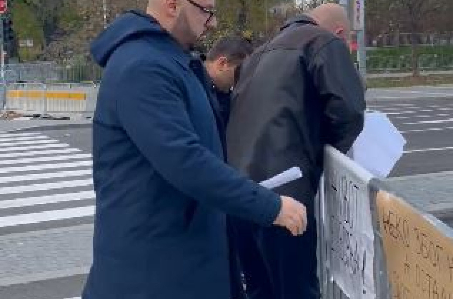 Sramno: Ponoš i njegovi poslanici razvalili ogradu ispred Skupštine – vređali policajce VIDEO