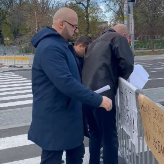 Sramno: Ponoš i njegovi poslanici razvalili ogradu ispred Skupštine – vređali policajce VIDEO