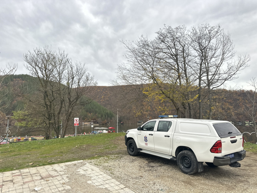 Prve slike sa mesta nesreće na jezeru Međuvršje: Sve ekipe tragaju za nestalima FOTO