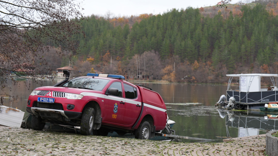 Prve slike sa mesta nesreće na jezeru Međuvršje: Sve ekipe tragaju za nestalima FOTO