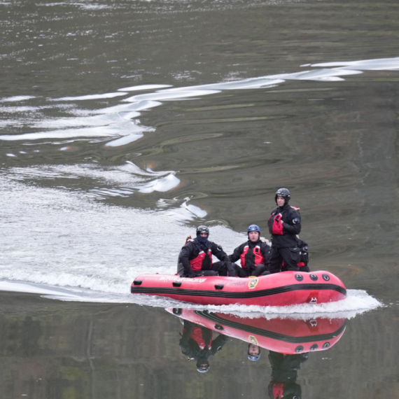 Muk u Meduvršju: I dalje nema ni traga od vozila za koje se sumnja da je upalo u jezero FOTO