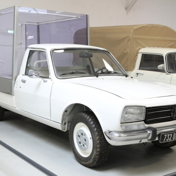 Papamobil pape Franje dobio novu namenu FOTO