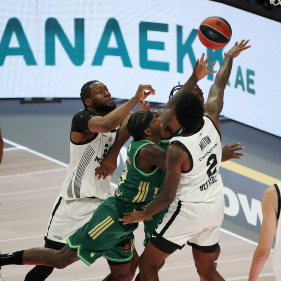 Totalni raspad Partizana u Atini –  PAO održao čas košarke!; Obradović ni reč o svom timu