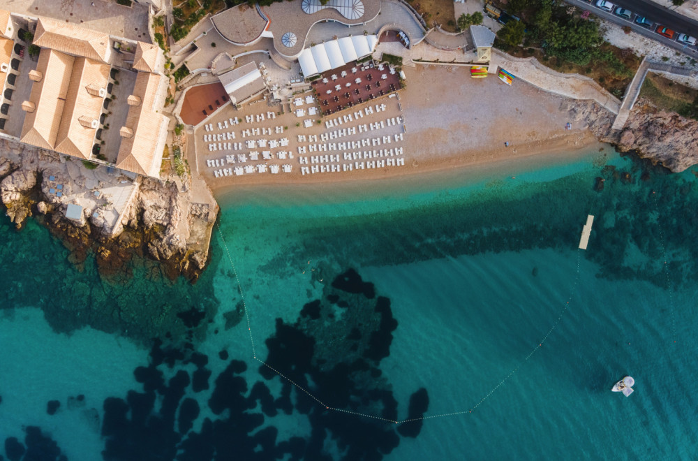 Hrvati besni: Delovi Dubrovnika zatrpani smećem iz Albanije FOTO