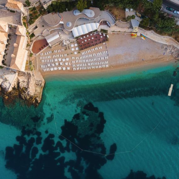 Hrvati besni: Delovi Dubrovnika zatrpani smećem iz Albanije FOTO