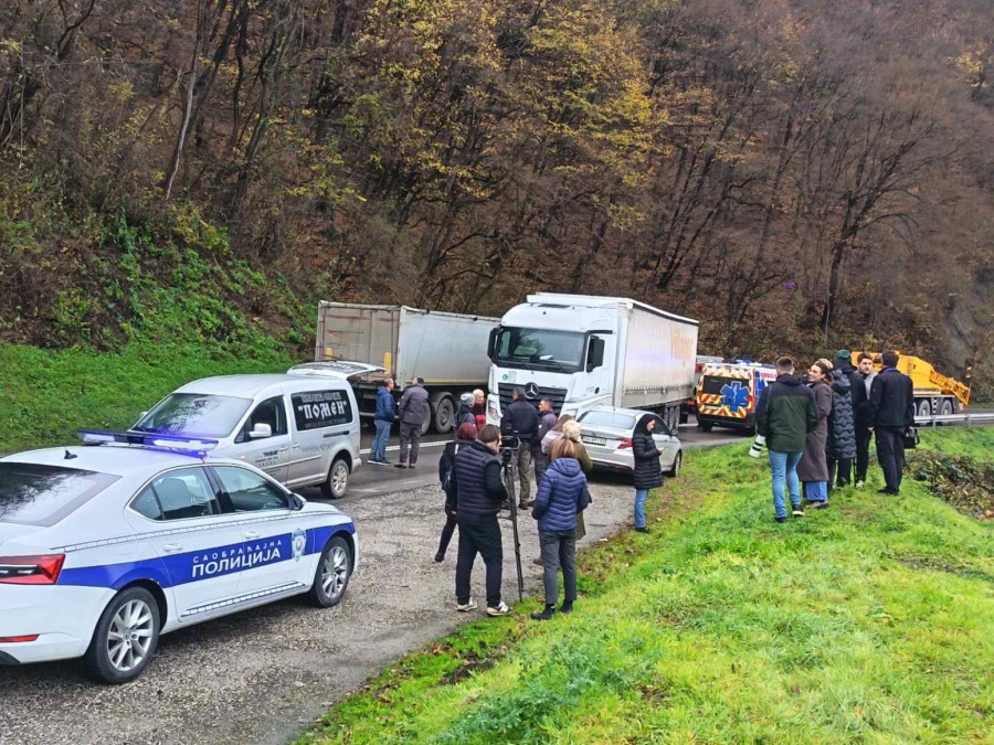 U automobilu kod Ovčar Banje nađena dva tela; Auto dizalica izvukla vozilo, pogrebno vozilo otišlo FOTO/VIDEO