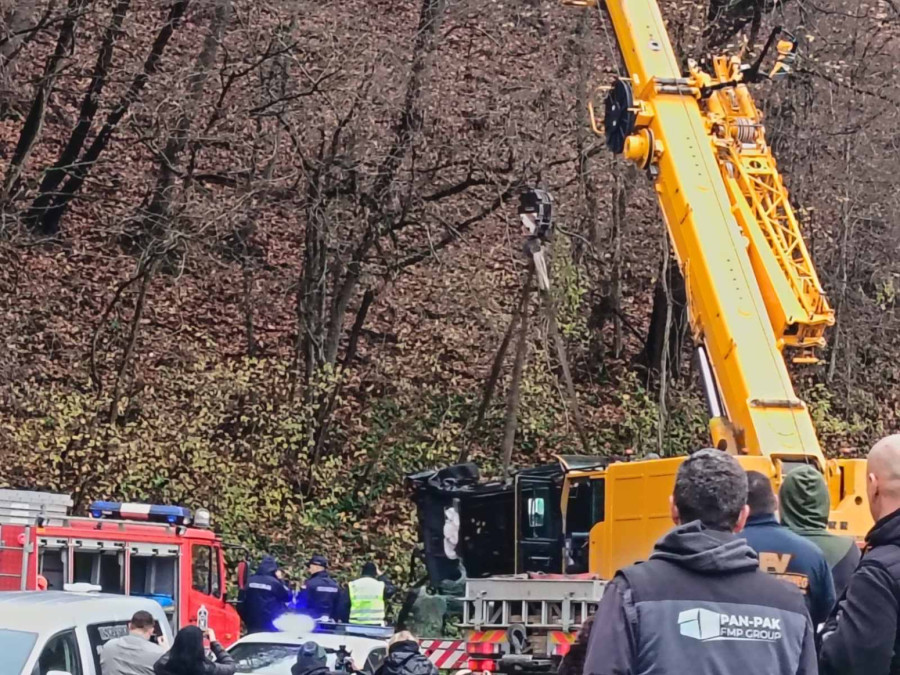 Izvučen automobil iz kanala kod Ovčar Banje FOTO