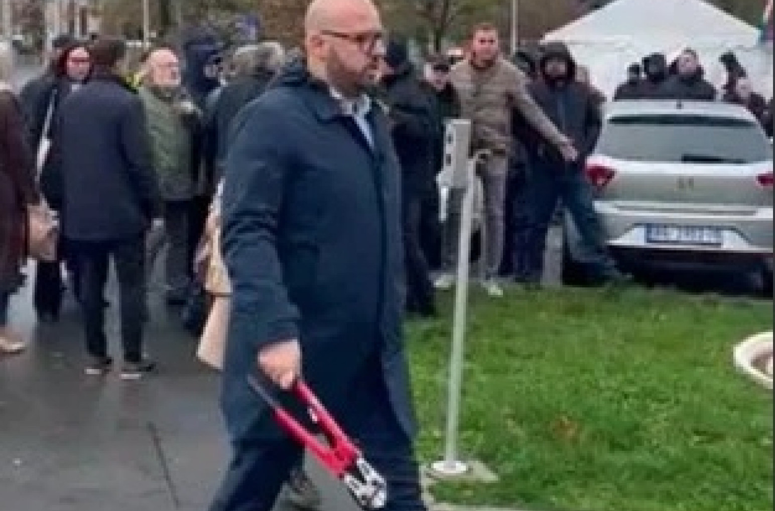 Blokader snimljen naoružan ispred Skupštine; "Došao je da ubija" FOTO