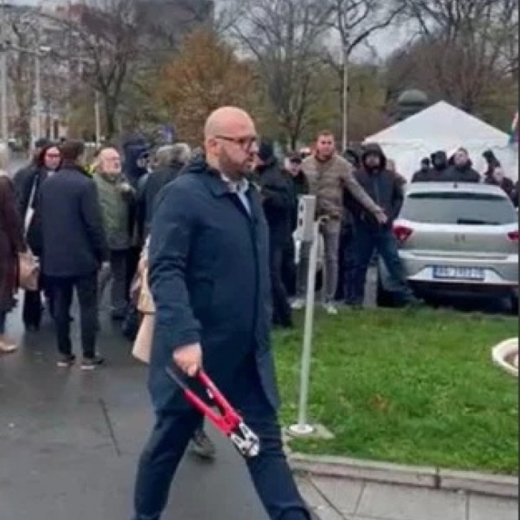 Blokader snimljen naoružan ispred Skupštine; "Došao je da ubija" FOTO