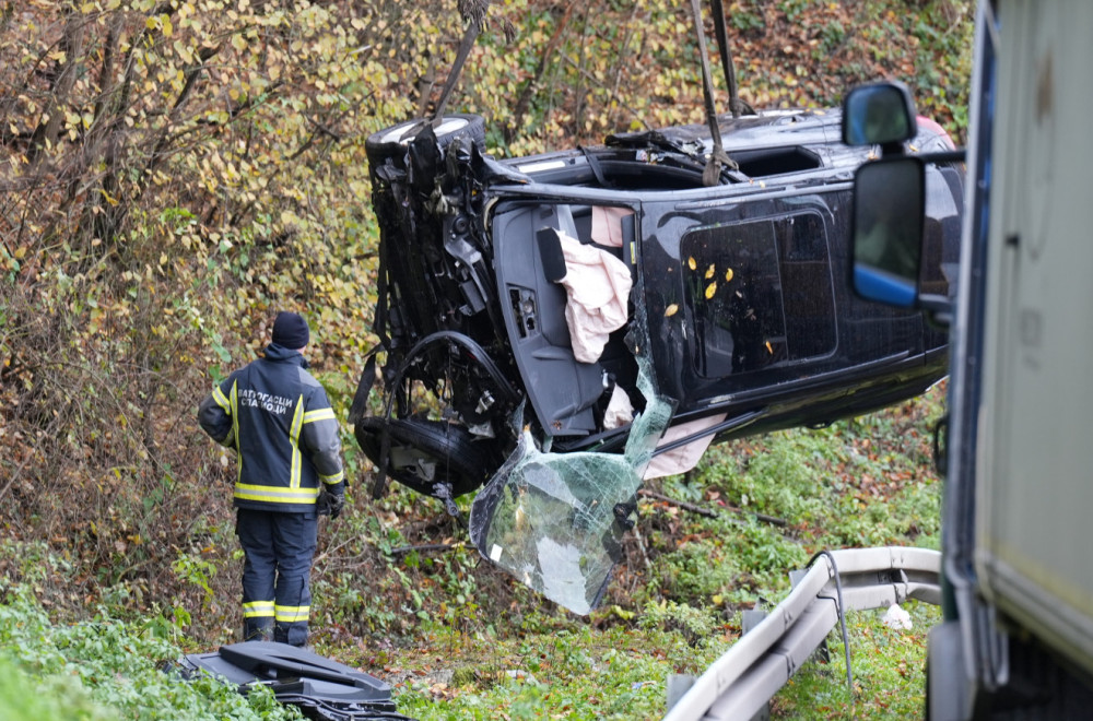 Izvučen automobil iz kanala kod Ovčar Banje FOTO