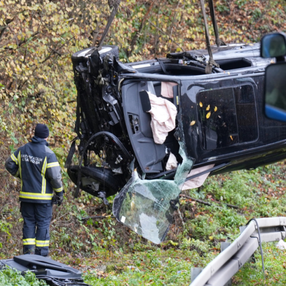Izvučen automobil iz kanala kod Ovčar Banje FOTO