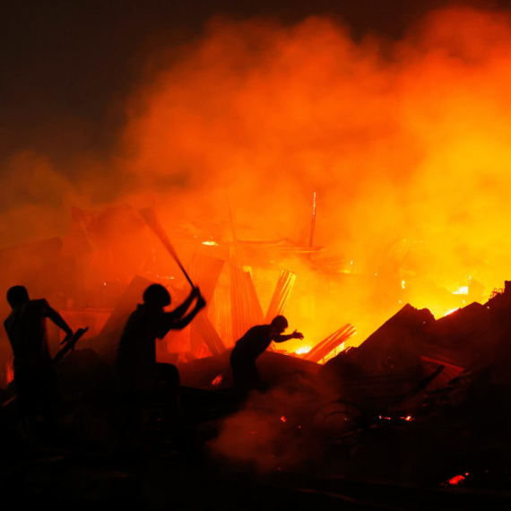 Odjeknule tri eksplozije: Letelo staklo, buknuo ogroman požar; Ljudi u panici