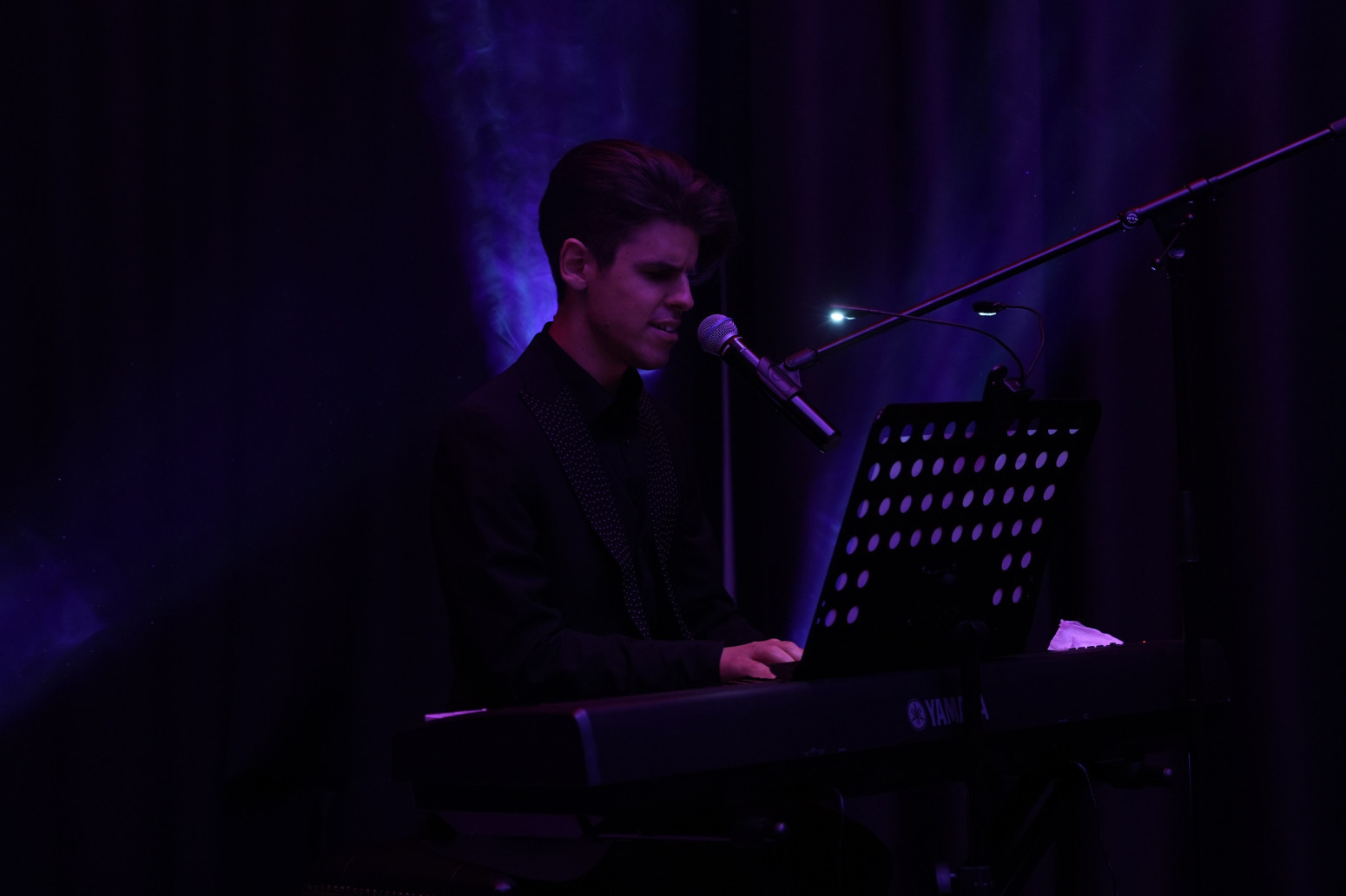 Širom zatvorenih očiju – srpski Bočeli Nemanja Crnatović arijama rasplakao publiku u Fondaciji  Mozzart