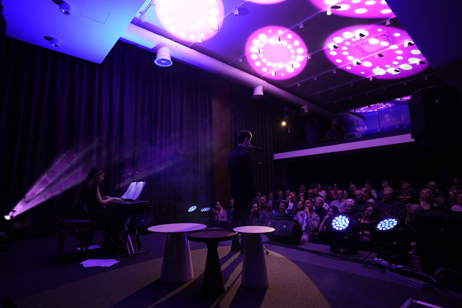 Širom zatvorenih očiju – srpski Bočeli Nemanja Crnatović arijama rasplakao publiku u Fondaciji  Mozzart