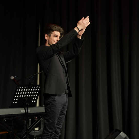 Širom zatvorenih očiju – srpski Bočeli Nemanja Crnatović arijama rasplakao publiku u Fondaciji  Mozzart