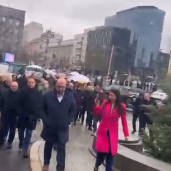 Blokaderi ušli u Skupštinu; Narod uzvikivao "lopovi"; "Palo" priznanje: Đilas stoji iza "studentske" liste