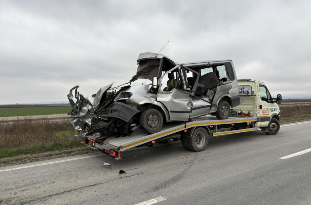 Horrifying, the vehicle is crushed; Here's what the van looks like after crashing into a work machine PHOTO