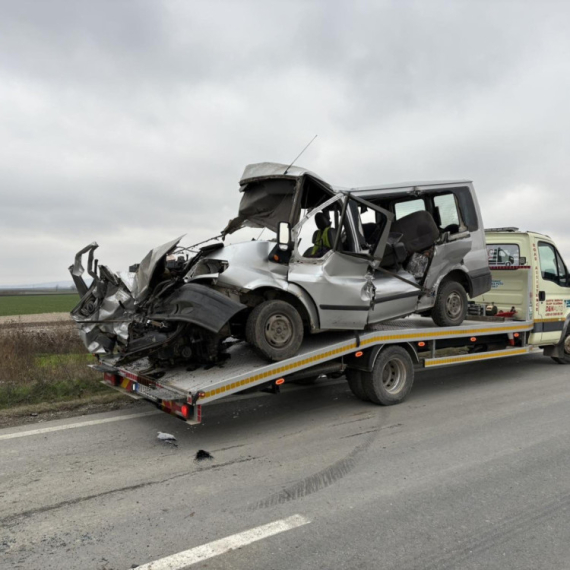 Jezivo, vozilo je zgužvano; Evo kako izgleda kombi koji se zakucao u radnu mašinu na putu Irig-Ruma FOTO