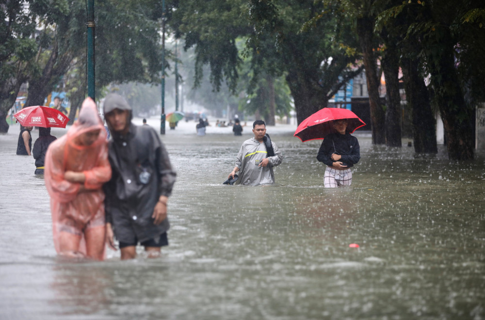 Broj poginulih u poplavama u Indoneziji porastao na 61