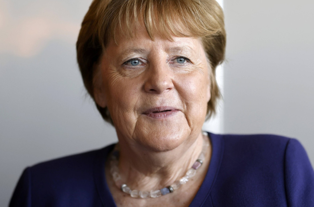 Angela clearly warned them: "Don't behave like a rabbit in front of a snake"