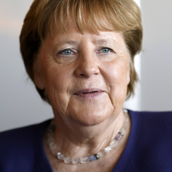 Angela clearly warned them: "Don't behave like a rabbit in front of a snake"