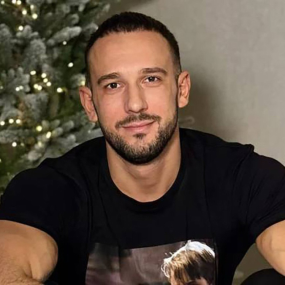 Mladi influenser preminuo nakon što je jeo 10.000 kalorija dnevno