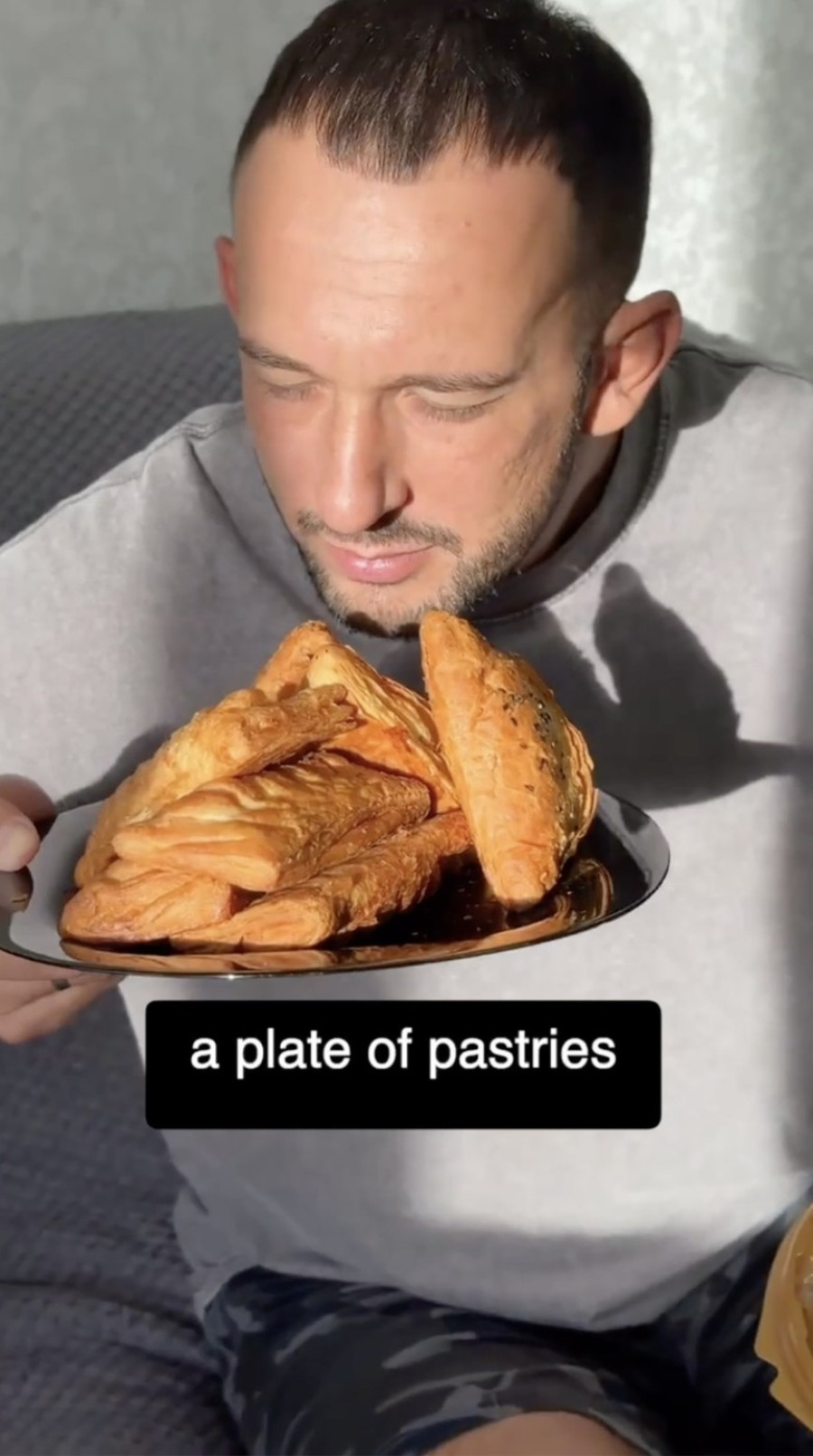 Mladi influenser preminuo nakon što je jeo 10.000 kalorija dnevno