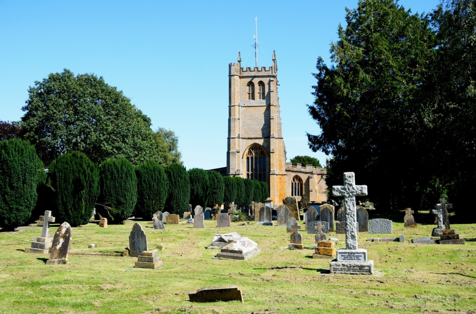 Ogromna rupa u crkvenom dvorištu prestravila sveštenika FOTO