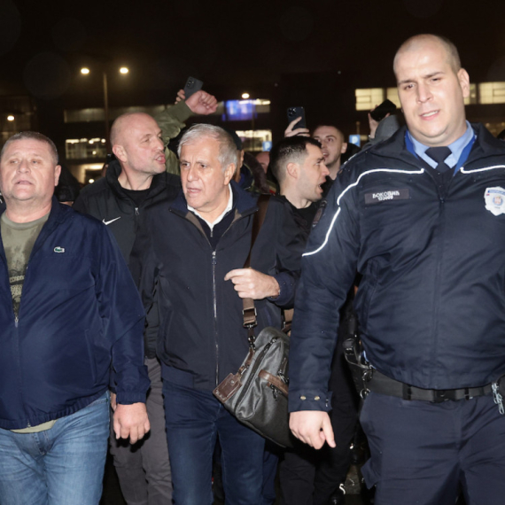 "Časovi ljubavi" na "Tesli" – "Oooooo, Željko ostani!" orilo se na aerodromu VIDEO