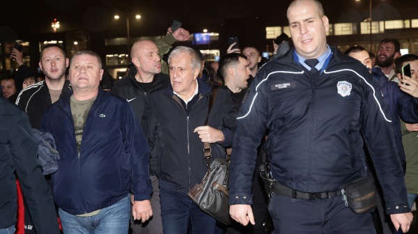 "Časovi ljubavi" na "Tesli" – "Oooooo, Željko ostani!" orilo se na aerodromu VIDEO