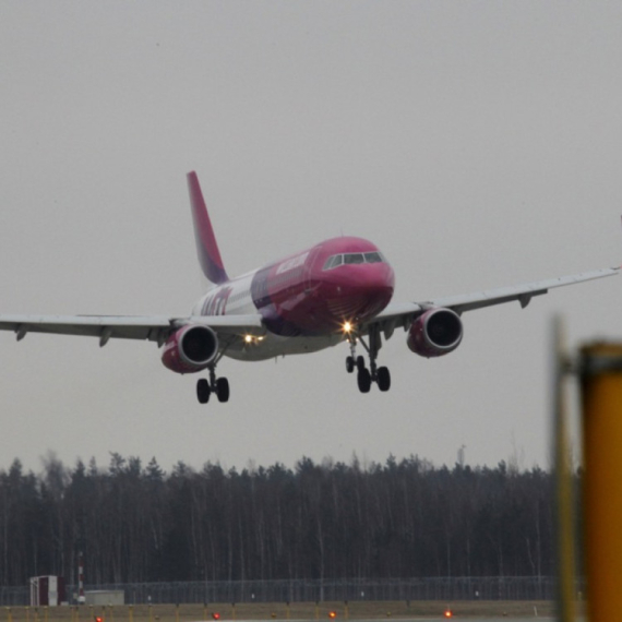 Avion nije mogao da sleti, kružio dva sata iznad aerodroma – hitno preusmeren FOTO