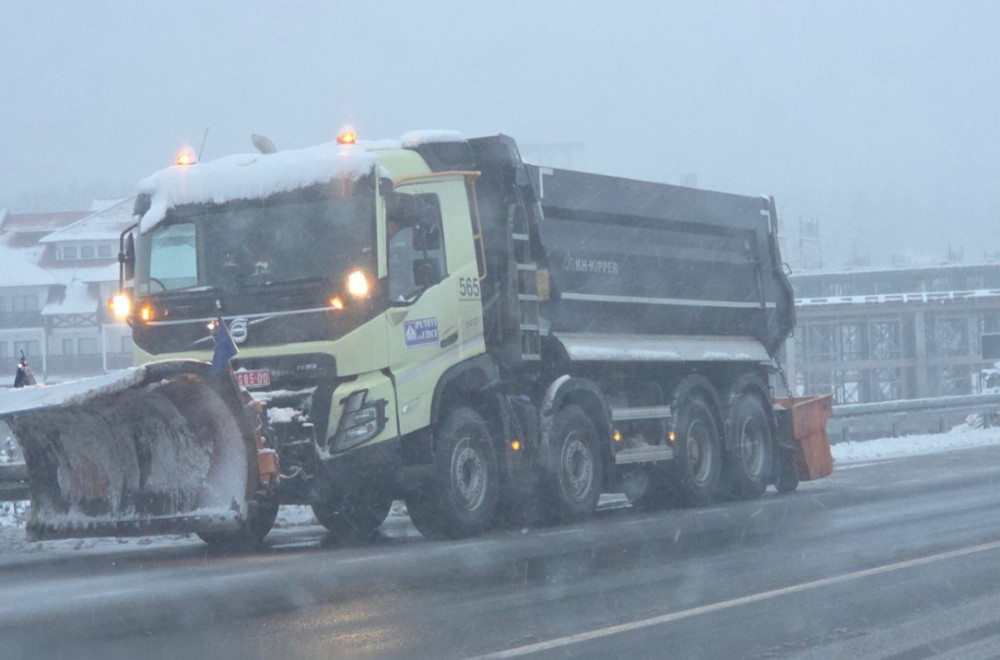 Mećava na Zlatiboru: Haos na putevima, na snazi zabrana saobraćaja za kamione FOTO/VIDEO