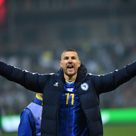 Džeko pobesneo na navijače; "Treba nam pomoć, a ne zvižduci posle svakog pogrešnog pasa"