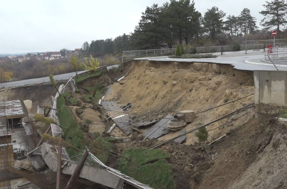 Započeta hitna sanacija terena nakon urušavanja saobraćajnice u Kragujevcu FOTO/VIDEO