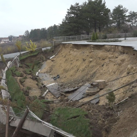Započeta hitna sanacija terena nakon urušavanja saobraćajnice u Kragujevcu FOTO/VIDEO