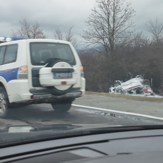 Teška nesreća kod Kragujevca: Jedna osoba poginula, dve povređene; Vatrogasci sekli vozila FOTO/VIDEO