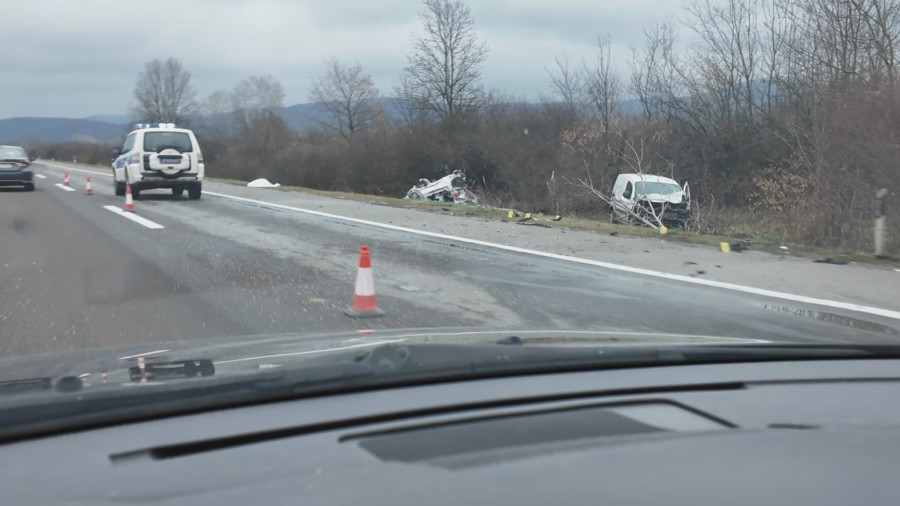 Teška nesreća kod Kragujevca: Jedna osoba poginula, dve povređene; Vatrogasci sekli vozila FOTO/VIDEO