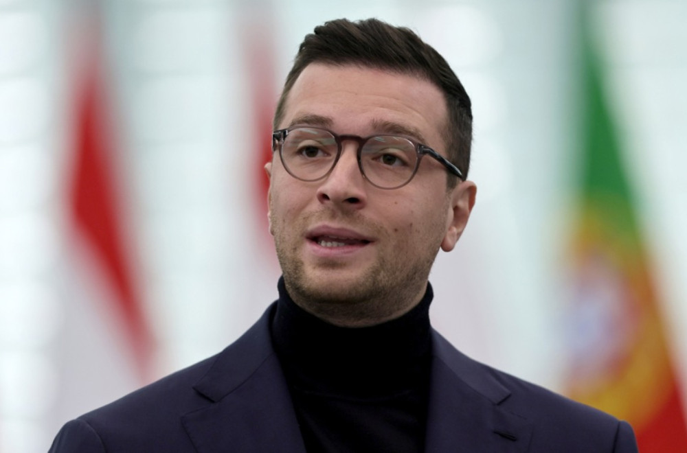 Predsednik RN Žordan Bardela pogođen jajetom u glavu VIDEO