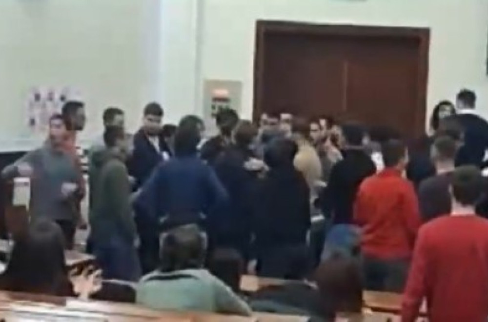 Opšta tuča blokadera na Pravnom fakultetu u Beogradu – izrečene sramne psovke VIDEO