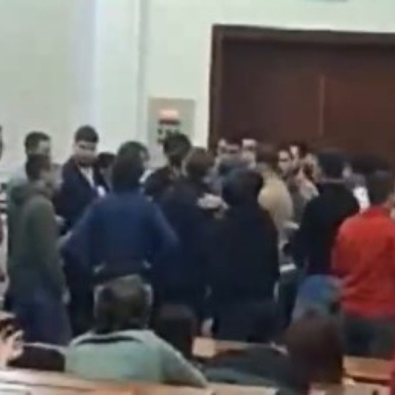 Opšta tuča blokadera na Pravnom fakultetu u Beogradu – izrečene sramne psovke VIDEO