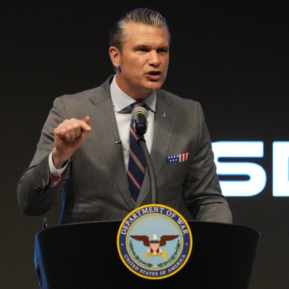 Dok Demokrate traže njegovu ostavku, on ne bira koga kritikuje; Hegset poručio – Napolje sa utopizmom