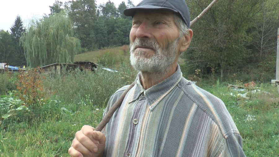 Preko 30 godina jede samo pokvarenu hranu: Milutin iz Osečine svetski fenomen