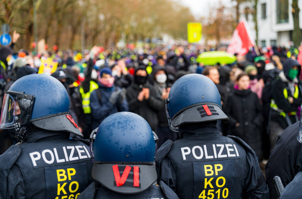Nemački problem: Scenario kao u SAD i Srbiji; Ovde policija ne štedi blokadere VIDEO