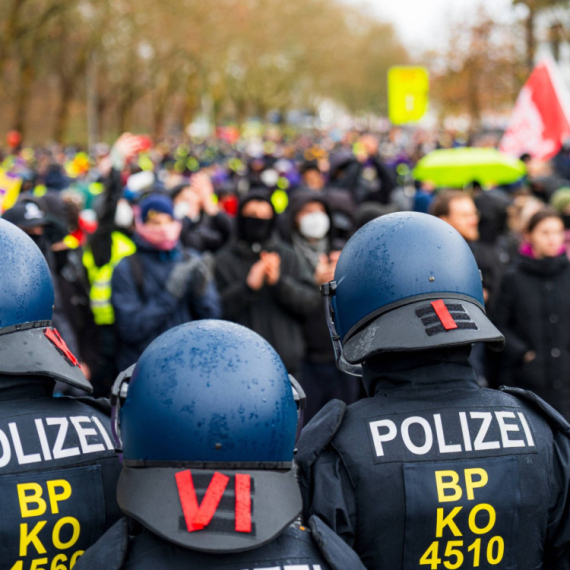 Nemački problem: Scenario kao u SAD i Srbiji; Ovde policija ne štedi blokadere VIDEO