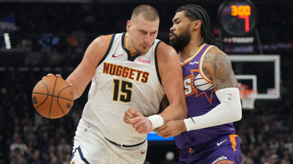 Ma, kakva povreda – Jokić razbio Sanse VIDEO