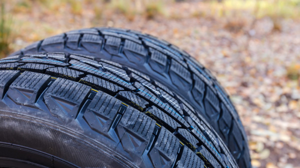 Zašto nove gume imaju pruge u boji na gaznom sloju i šta one zapravo znače