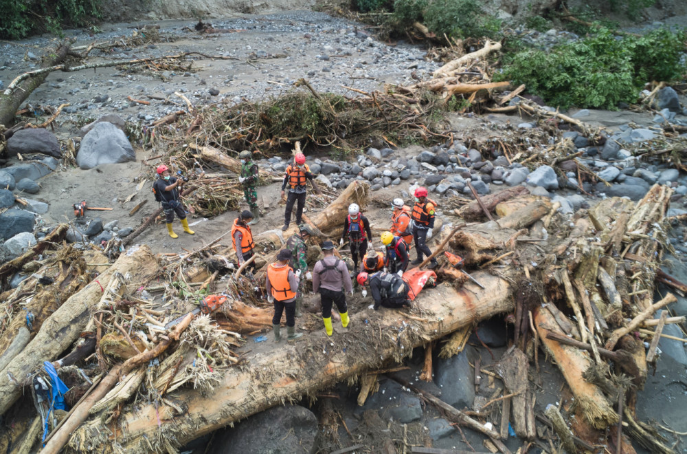 Poplava paralisala ostrvo: Više od 400 mrtvih; Helikopteri pristižu u pomoć FOTO/VIDEO