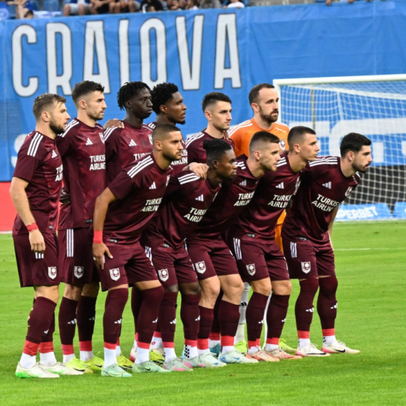 Navijači Sarajeva ogorčeni – fudbaleri ispraćeni zvižducima i grudvama VIDEO