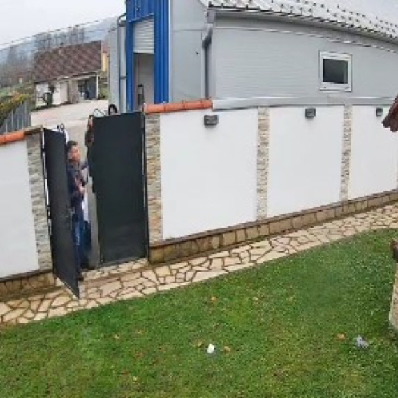 Blokaderi upali u dvorište predsednika opštine Mionica; "Ne bih to očekivao ni od najgoreg neprijatelja" VIDEO