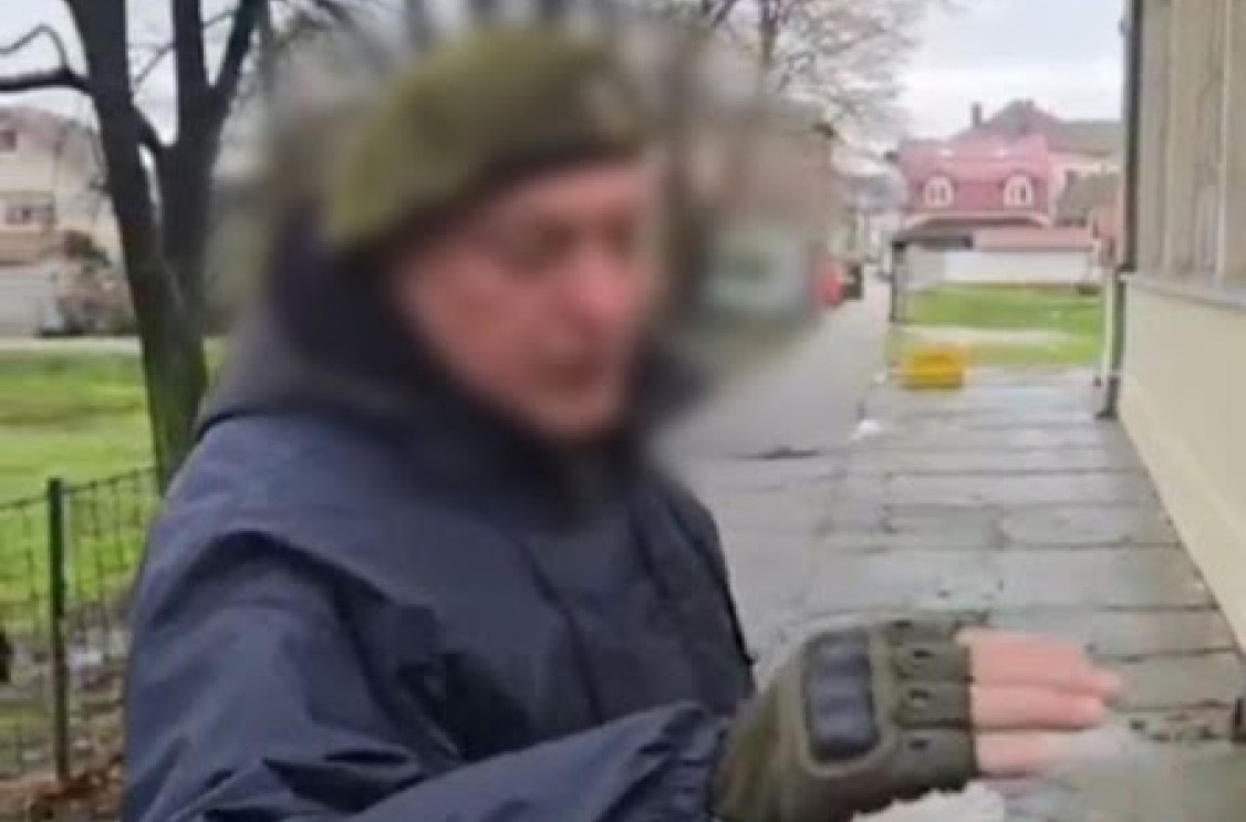 Skandalozno: Lažni veteran sa bokserom na ruci; Na drugom biračkom mestu u Negotinu napadnuta novinarka